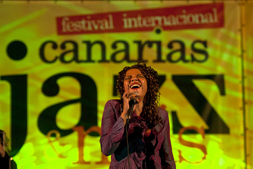 Mina Agossi brinda su voz al público del Puerto de la Cruz en el segundo concierto del Festival de Jazz en Tenerife